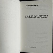 Load image into Gallery viewer, Johan Anthierens - Zonder vlagvertoon (Gesigneerd) Essays Eerste druk. Gesigneerd met opdracht