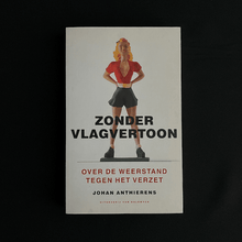 Load image into Gallery viewer, Johan Anthierens - Zonder vlagvertoon (Gesigneerd) Essays Eerste druk. Gesigneerd met opdracht