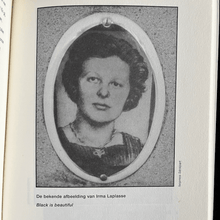 Load image into Gallery viewer, Johan Anthierens - Zonder vlagvertoon (Gesigneerd) Essays Eerste druk. Gesigneerd met opdracht