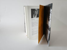 Load image into Gallery viewer, Joost Zwagerman (samensteller) - De Nederlandse en Vlaamse literatuur vanaf 1880 in 200 essays Anthologie Blicero Books